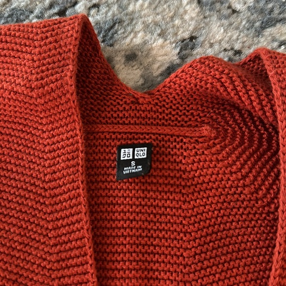 Uniqlo V-Neck Sweater Brick Color - Picture 2 of 5